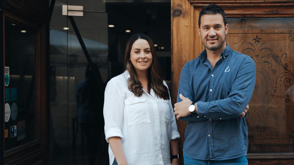 Alkis y Lydia, propietarios de Kuzina, en Valencia. EE