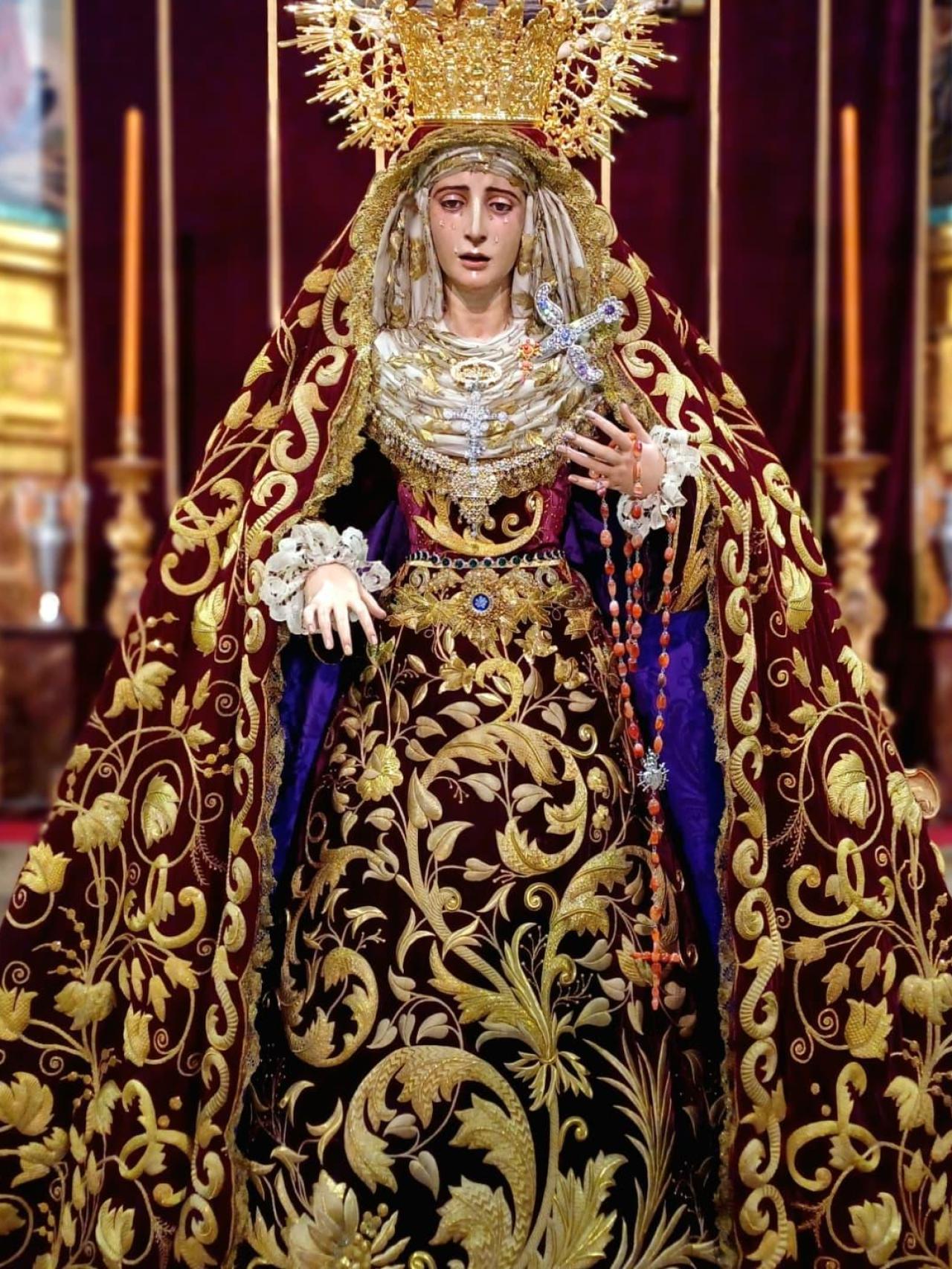 El manto de una Virgen bordado por Paquili.