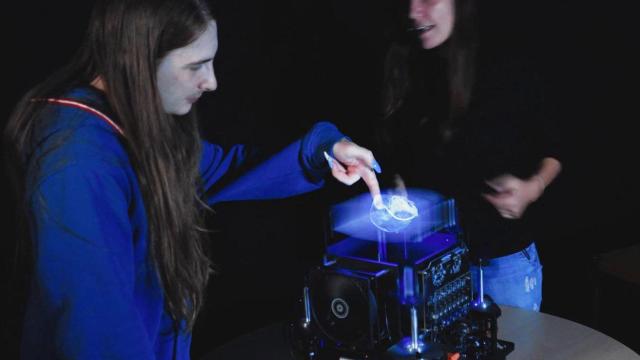 Unos técnicos hacen pruebas en un holograma manipulable.