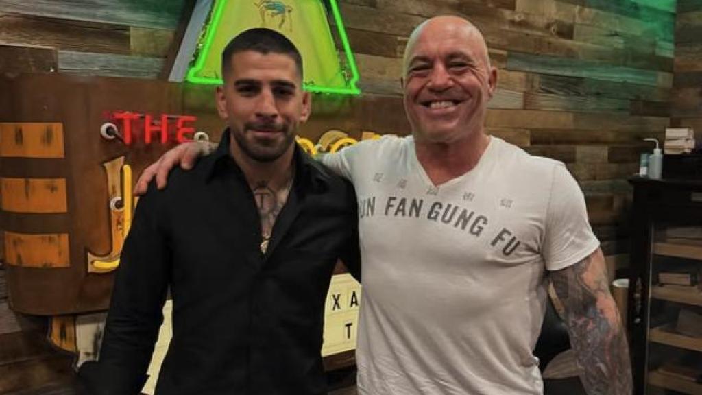 Ilia Topuria junto al cómico y comentarista Joe Rogan