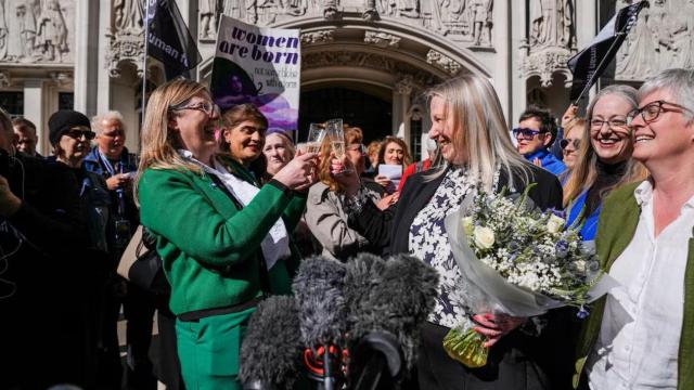 Un grupo de mujeres celebran el fallo del Supremo de Reino Unido, a las puertas del Tribunal en Londres, este miércoles.