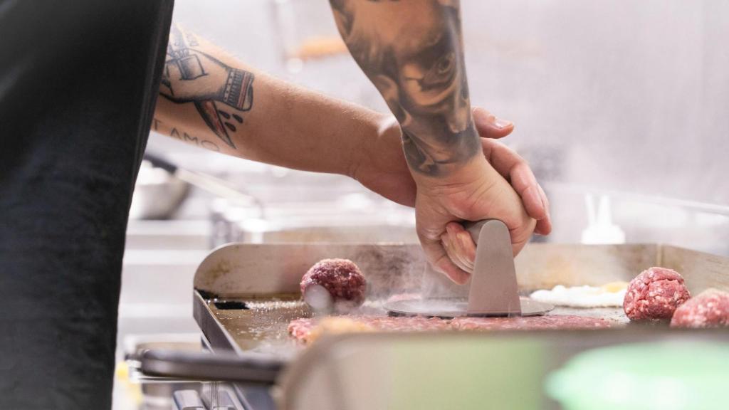 En Bulla puedes ver como hacer las burger desde la barra.