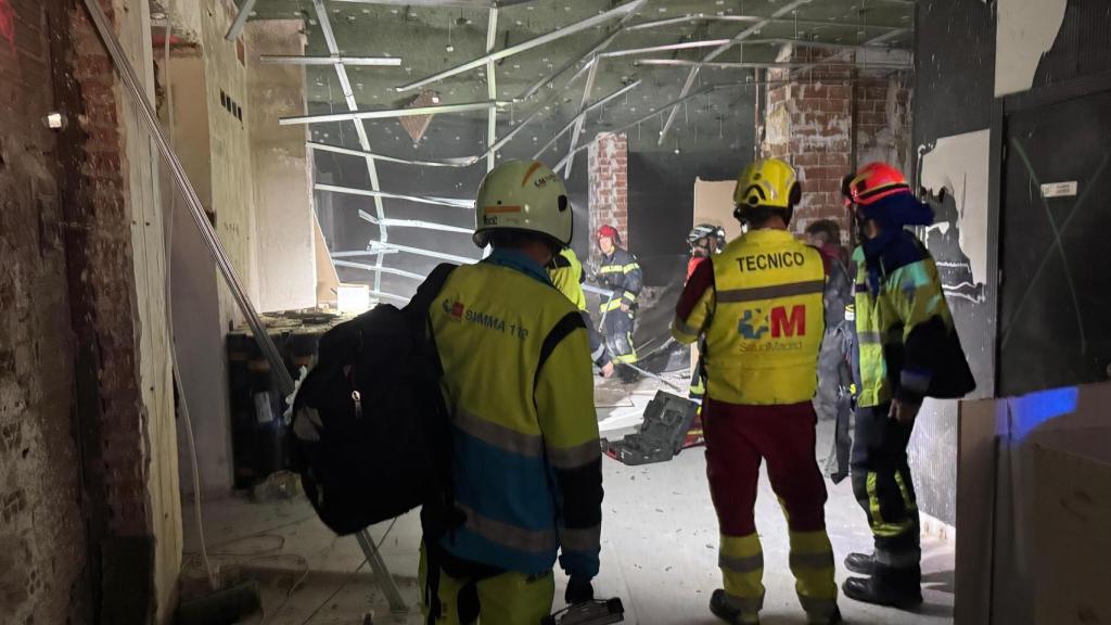 Bomberos y Summa 112 en un bajo de la calle Velázquez.