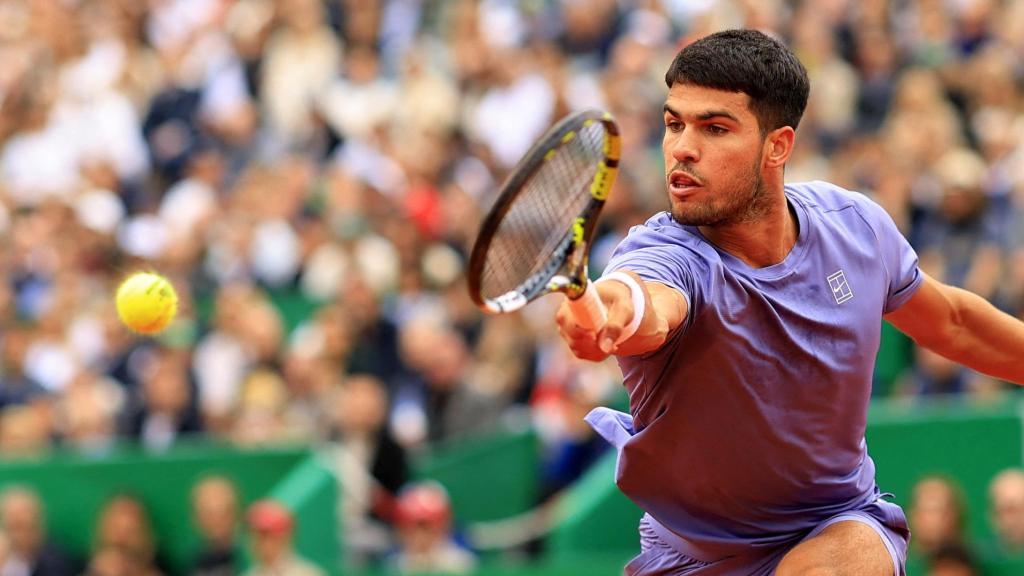 Carlos Alcaraz trata de golpear a la bola