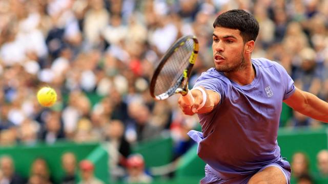 Carlos Alcaraz trata de golpear a la bola