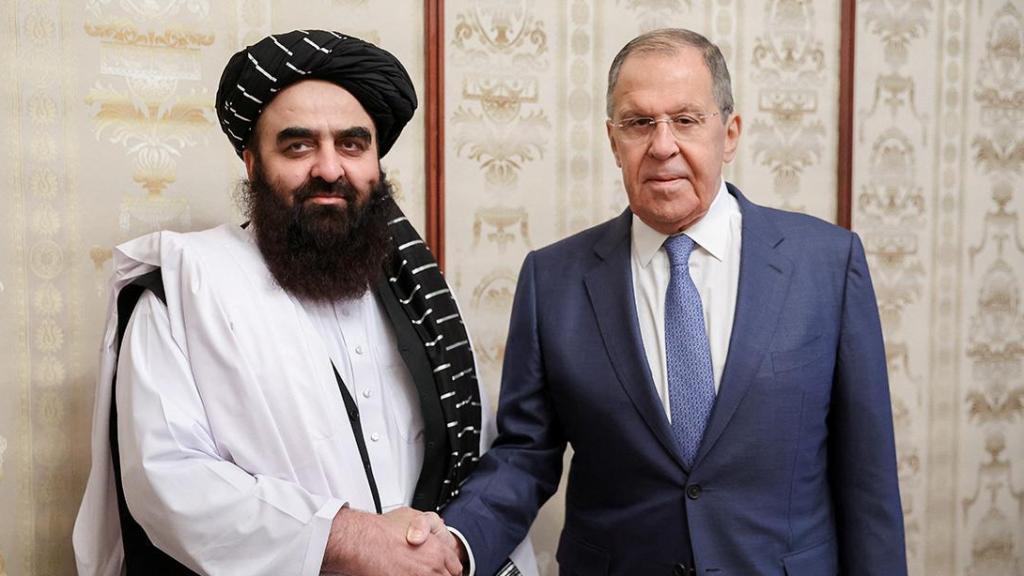 El ministro de Exteriores de Rusia, Serguéi Lavrov, hace medio año con el jefe de la diplomacia del Gobierno de los talibanes, Amir Khan Muttaqi.