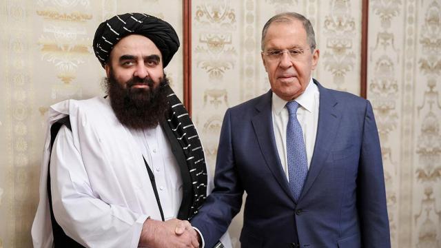 El ministro de Exteriores de Rusia, Serguéi Lavrov, hace medio año con el jefe de la diplomacia del Gobierno de los talibanes, Amir Khan Muttaqi.