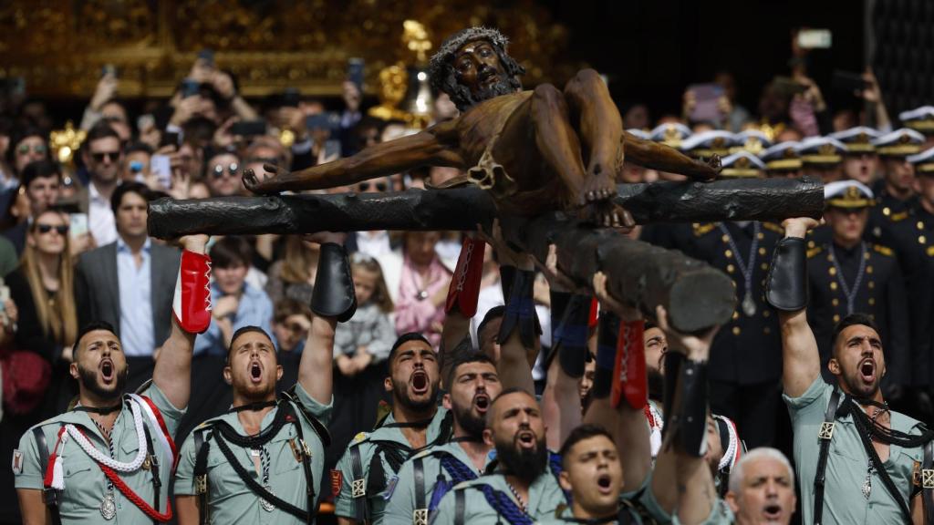 El cabo Urbaneja, a los pies del Señor de la Buena Muerte.