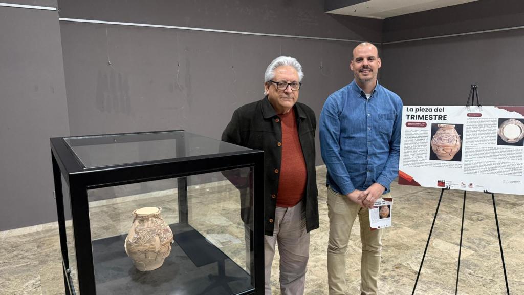 El director del Museo Arqueológico de Elda, Antonio Poveda, junto con el concejal de Patrimonio Histórico y Museos de la ciudad, Iñaki Pérez Rico