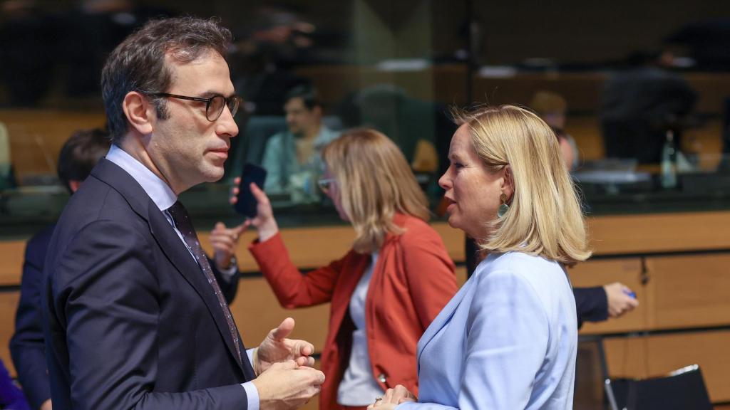 Carlos Cuerpo, ministro de Economía, junto a Reinette Klever, ministra de Comercio Exterior de Países Bajos, en el encuentro de ministros de Comercio celebrado en abril.