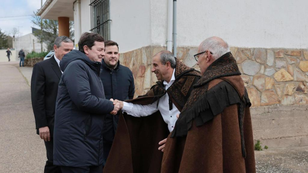 Mañueco asiste a la Semana Santa de Bercianos de Aliste en Zamora