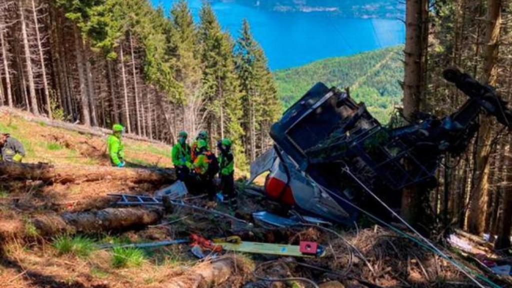 Una cabina con cinco personas cae a un barranco al romperse el cable de un teleférico cerca de Nápoles
