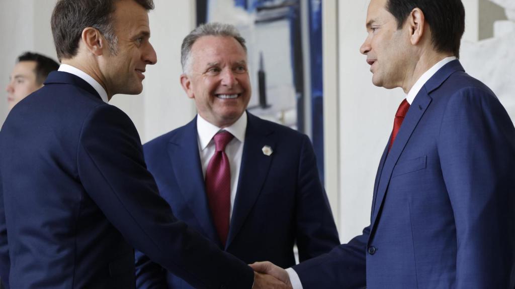 Macron da la mano a Marcos Rubio en el marco de las reuniones que se están llevando a cabo en París para negociar una paz en Ucrania.