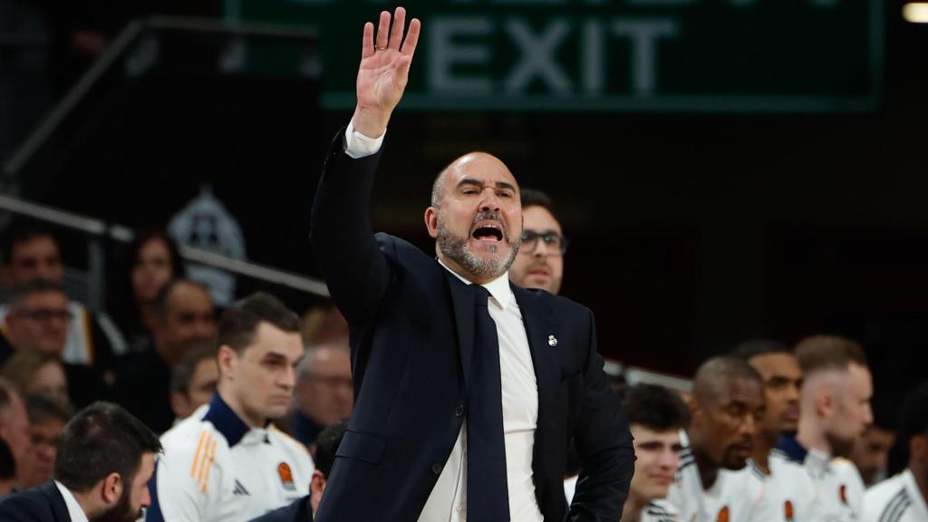 Chus Mateo da instrucciones a sus jugadores durante el partido contra París Basketball.