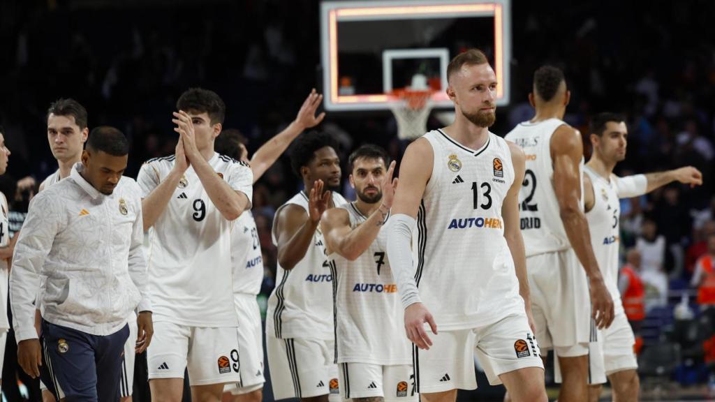 Los jugadores del Real Madrid, tras perder contra París Basketball.