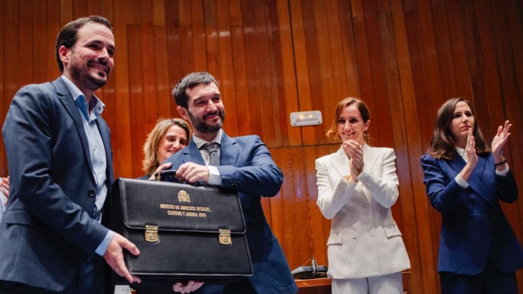 Alberto Garzón en el momento de traspasar su cartera de ministro de Consumo a Pablo Bustunduy, en noviembre de 2023.