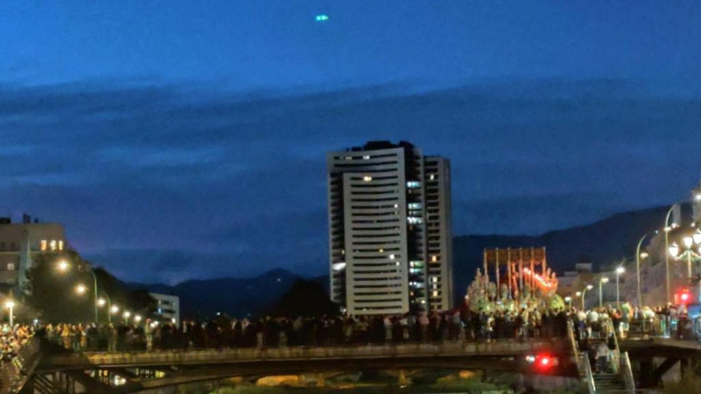 Una imagen de la Virgen de la Amargura cruzando el Puente de la Aurora.