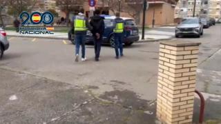 La Policía Nacional detiene en Zaragoza a dos jóvenes por robar en varios bares: rompían el cristal con una tapa de alcantarilla