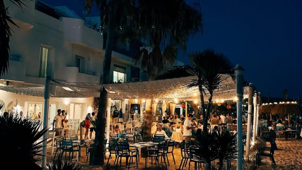 La terraza de Clandestino por la noche.