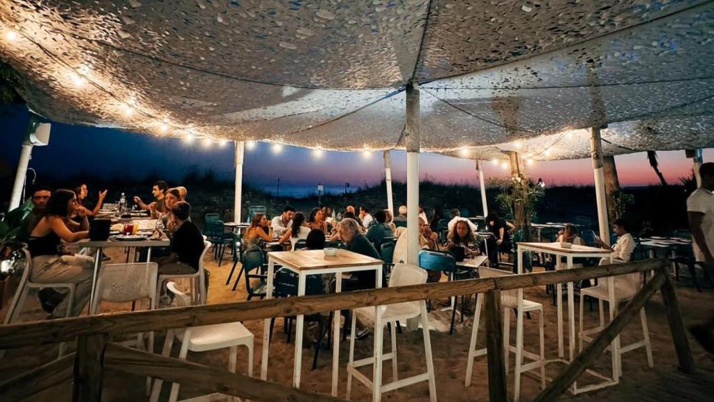 La terraza de Clandestino con la puesta de sol.