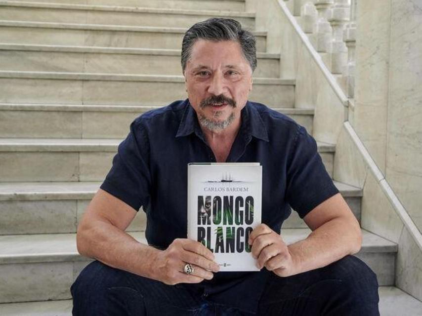 Carlos Bardem junto a su libro Mongo Blanco.