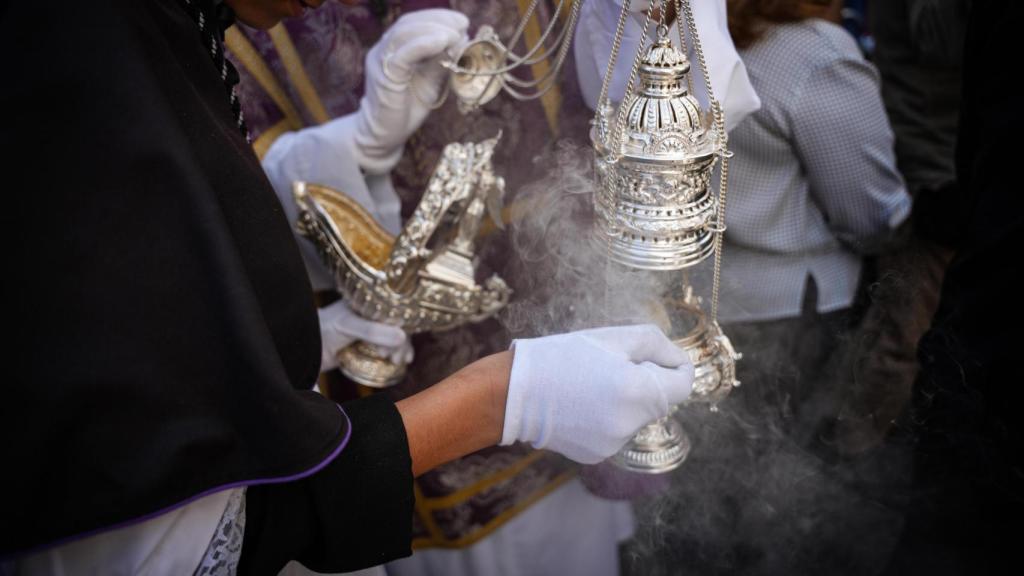 Un acólito de Santa Genoveva con un incensario.