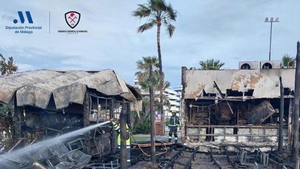 Estado en el que ha quedado el chiringuito El Silencio tras el incendio.