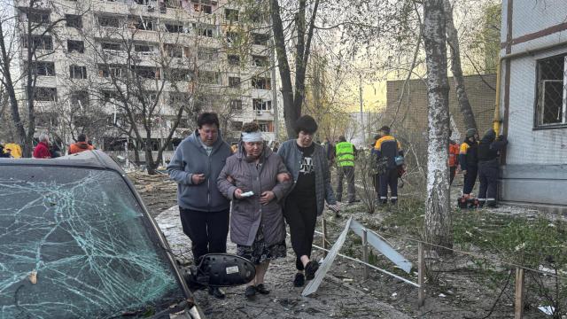 Consecuencias del ataque con misiles rusos en Járkov este jueves.