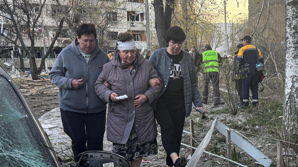 Consecuencias del ataque con misiles rusos en Járkov este jueves.