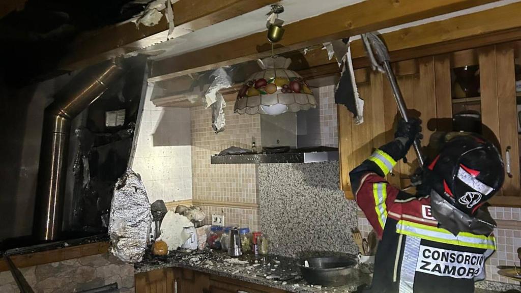 Los bomberos se encontraron con un incendio que se había iniciado en la chimenea de la cocina situada en la planta baja de la vivienda.