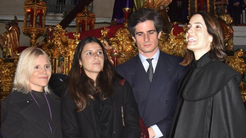 La familia Alba, fiel a las celebraciones de Semana Santa, en Madrugá de Sevilla, en 2025.
