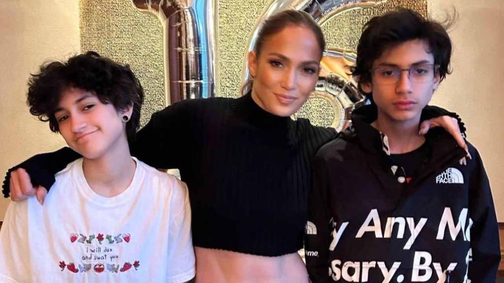 Jennifer Lopez y sus hijos, Emme y Max, en una imagen de sus redes sociales.