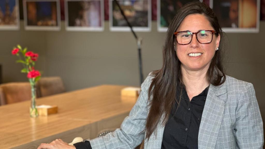 Soledad Antelada posa tras la entrevista con Magas.