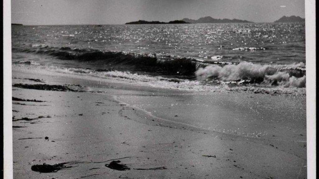 Isla de Toralla con las Islas Cíes de fondo en 1938
