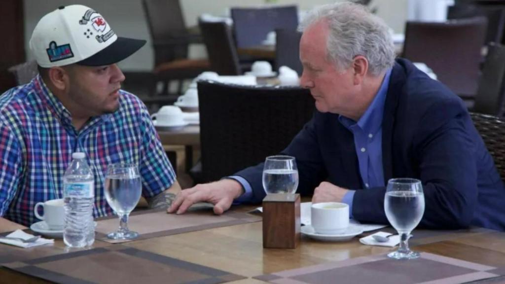 El senador demócrata Chris Van Hollen este jueves en El Salvador con Kilmar Ábrego García.