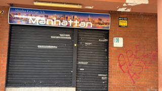 La puerta del bar Manhattan con la pintada 'Abel asesino'.