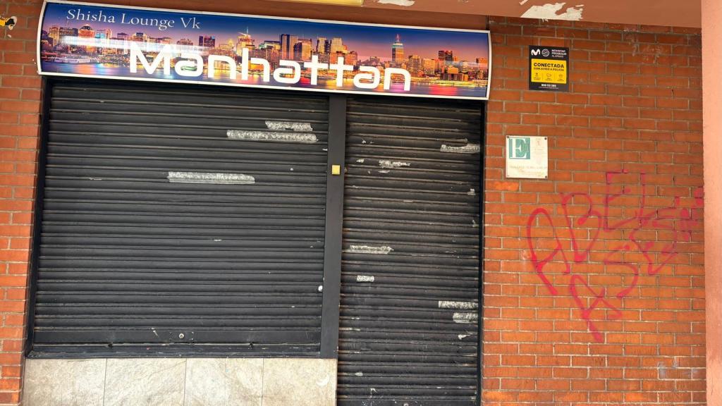 La puerta del bar Manhattan en Vallecas, donde ocurrió la primera pelea, con la pintada 'Abel asesino', haciendo referencia a uno de los presuntos autores del delito.