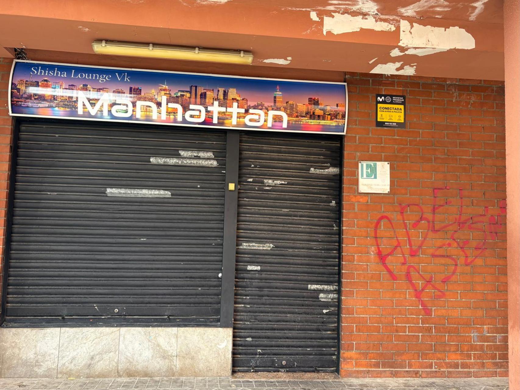 La puerta del bar Manhattan con la pintada 'Abel asesino'.