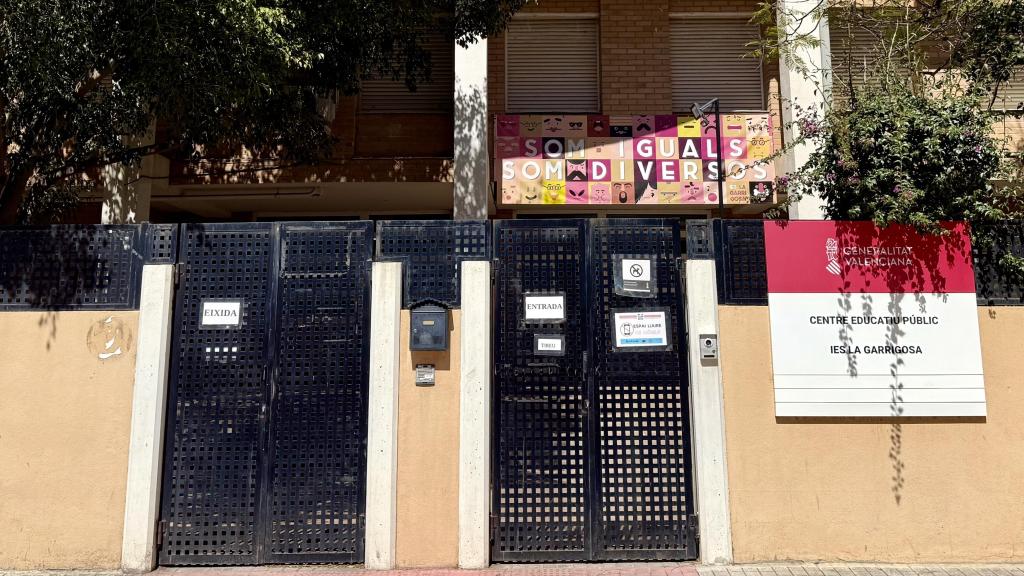 Puerta del IES La Garrigosa, donde estudió Iván e hizo a la mayoría de sus amigos, el pasado miércoles. Somos iguales y diversos, se puede leer en valenciano.