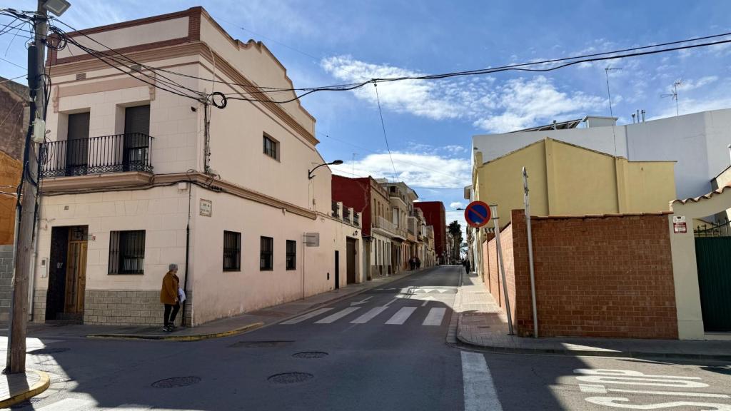 Una señora camina por una de las calles del centro de Meliana, el pasado miércoles, horas después de la detención de Iván.