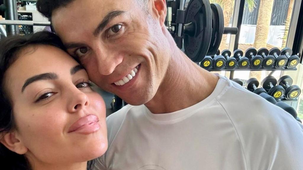 Cristiano Ronaldo junto a su pareja, Georgina, en una fotografía de sus redes sociales.