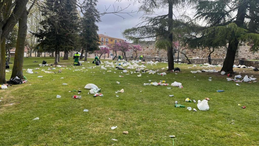 Trabajadores municipales recogiendo el botellón de San Martín