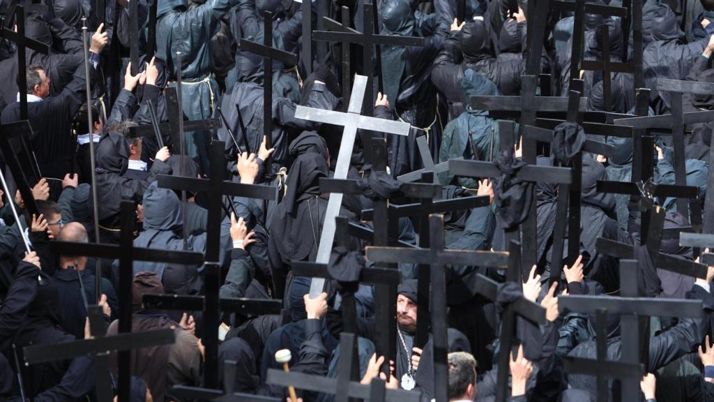 Hermanos de la Cofradía de Jesús Nazareno vulgo Congregación con las cruces en alto