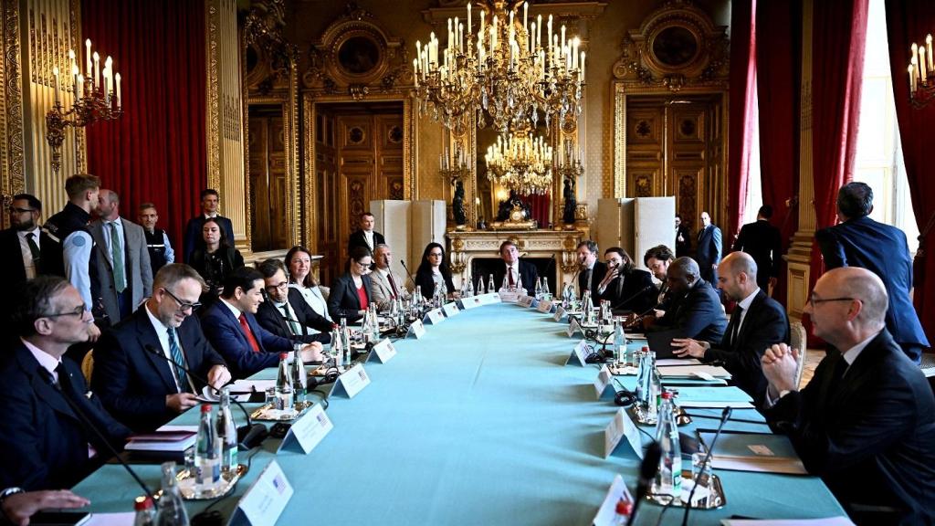 Reunión entre los diplomáticos europeos y la delegación estadounidense.