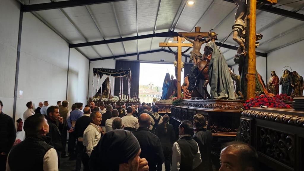 Los pasos de la Cofradía del Santo Entierro de Zamora dentro de la carpa de San Bernabé