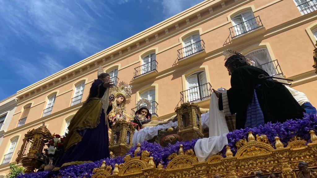 El Santísimo Cristo Yacente comienza a alejarse de su barrio.