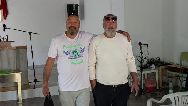 Los hermanos Olegario y Carlos, en la iglesia del poblado.