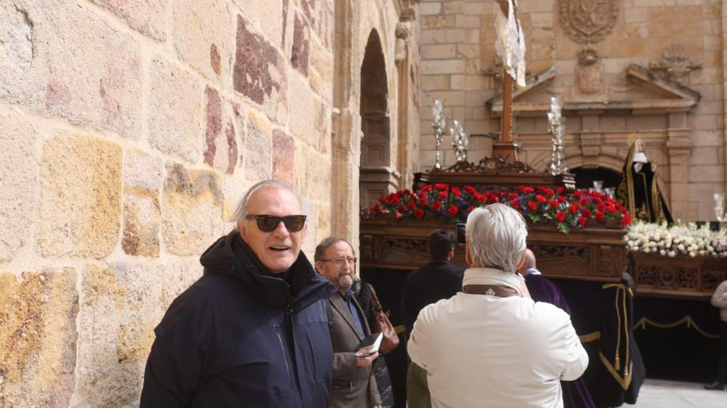 Pedro Piqueras viendo la salida de los pasos de la Cofradía de la Santa Vera Cruz de Zamora