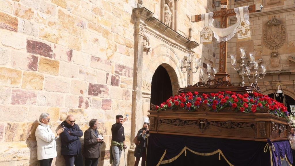 Pedro Piqueras viendo la salida de los pasos de la Cofradía de la Santa Vera Cruz de Zamora