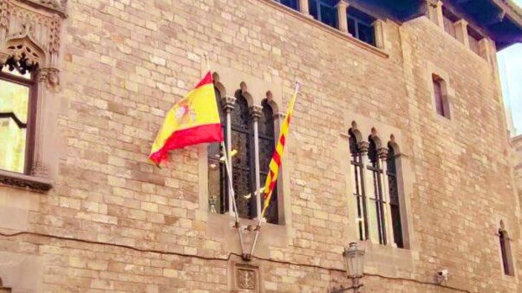 La bandera de España, repuesta en la fachada de la residencia oficial de la presidencia de la Generalitat.